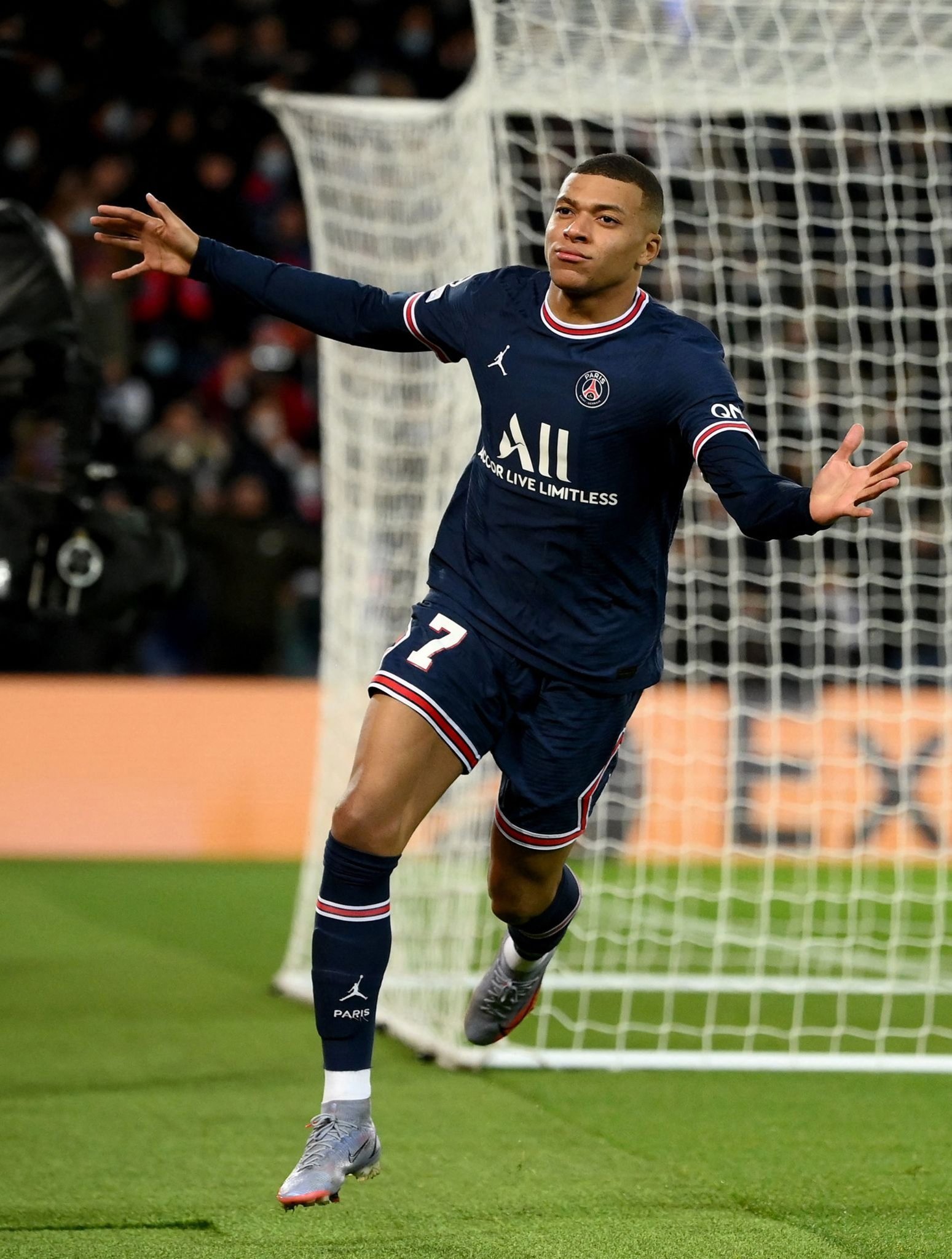 弗赖堡vs圣保利：金特尔、格里福首发，藤田让瑠奇马、梅茨出战（弗赖堡对阵圣保利：金特尔、格里福先发，藤田让瑠、奇马、梅茨登场）